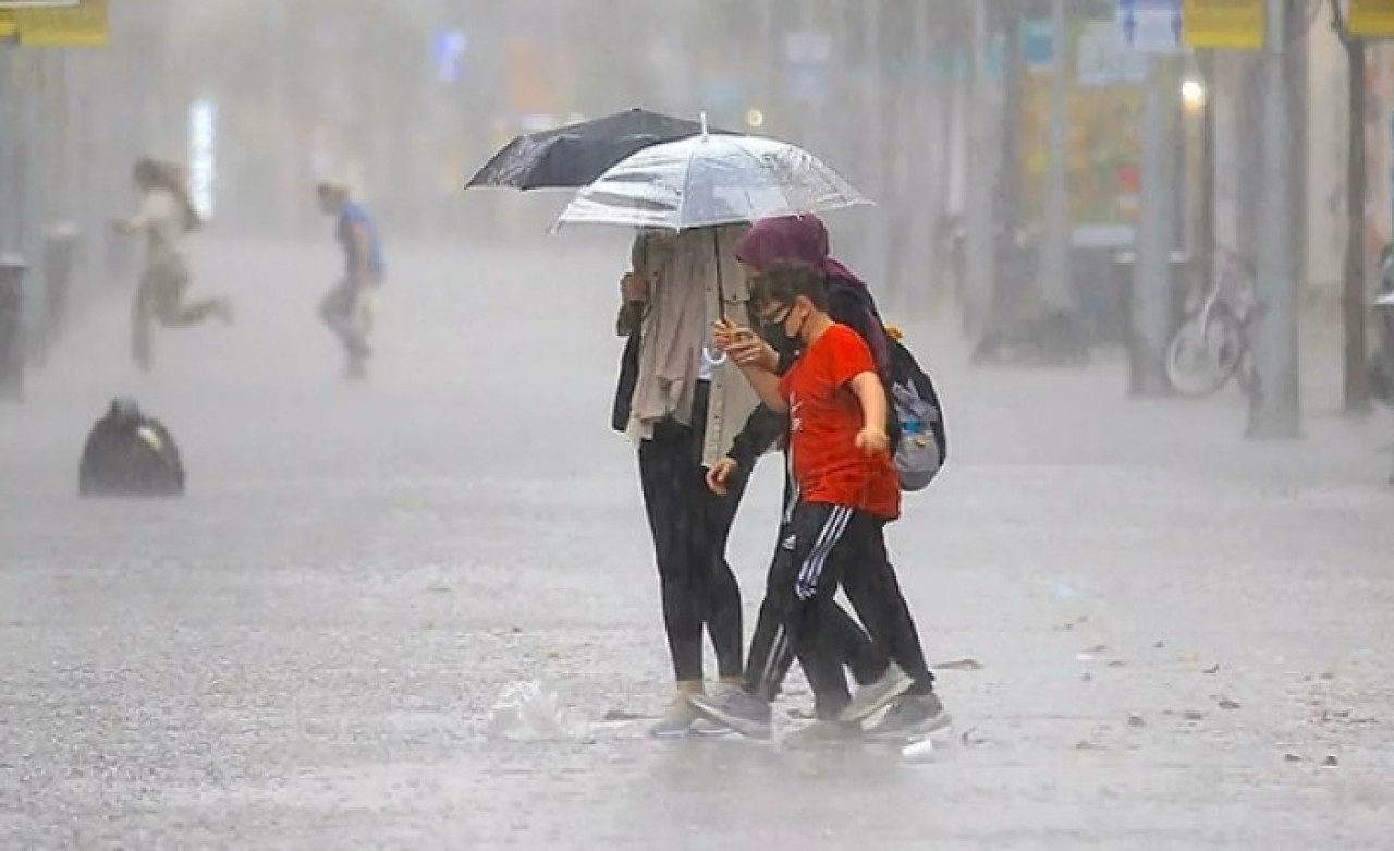 Meteorolojiden 11 şehir için çok önemli uyarı: Kuvvetli yağmur,  sel,  su baskını,  dolu!