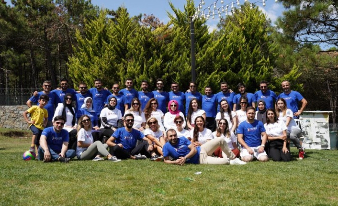 Nurer Sigorta çalışanları piknikte