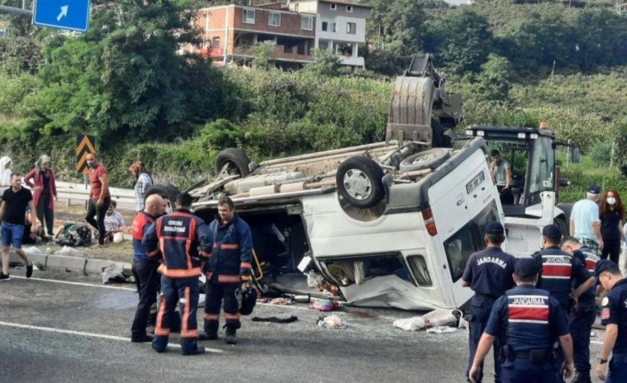 Ordu'da fındık işçilerini taşıyan minibüs takla attı