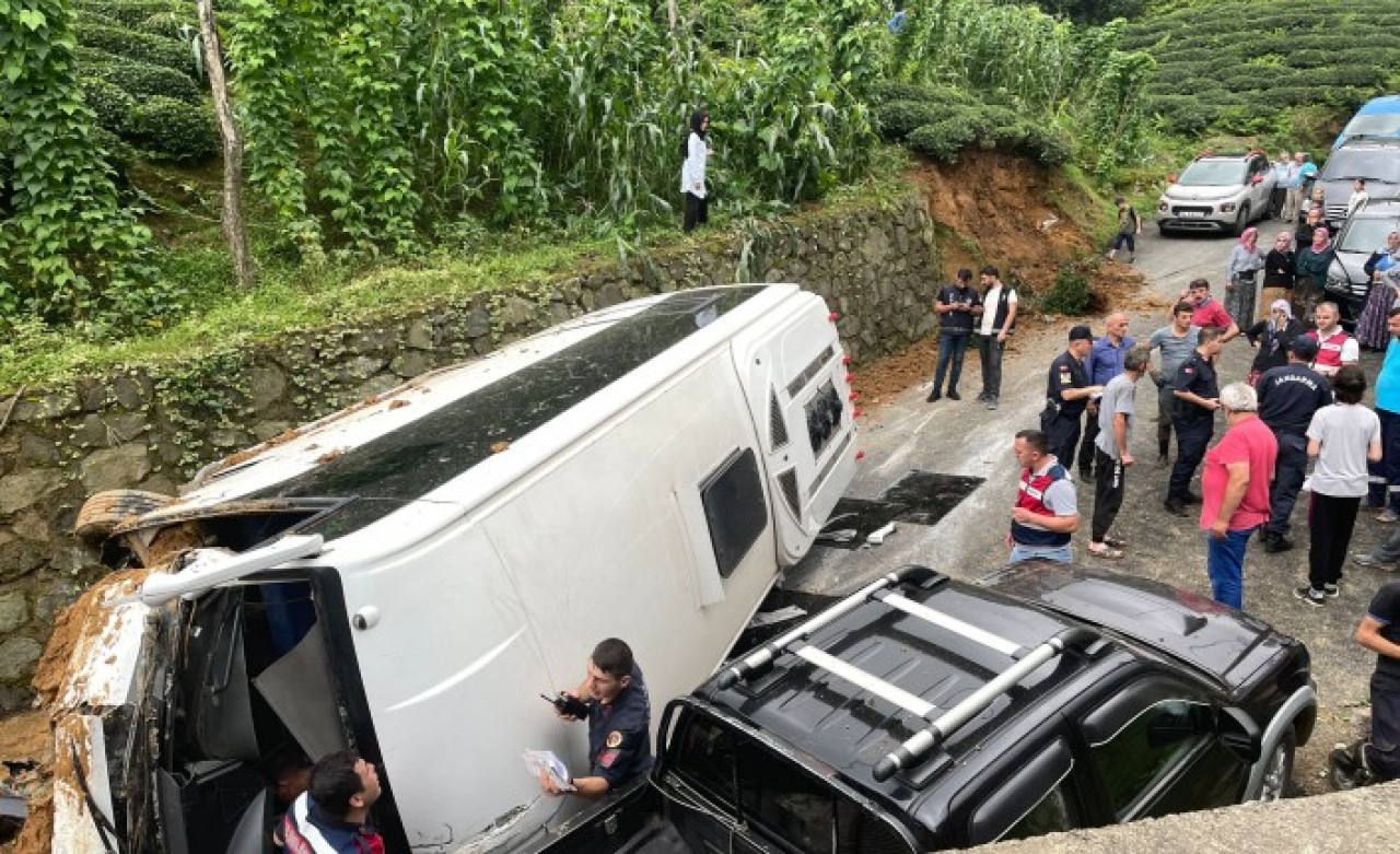 Rize'de midibüs devrildi: 3'ü ağır 24 yaralı