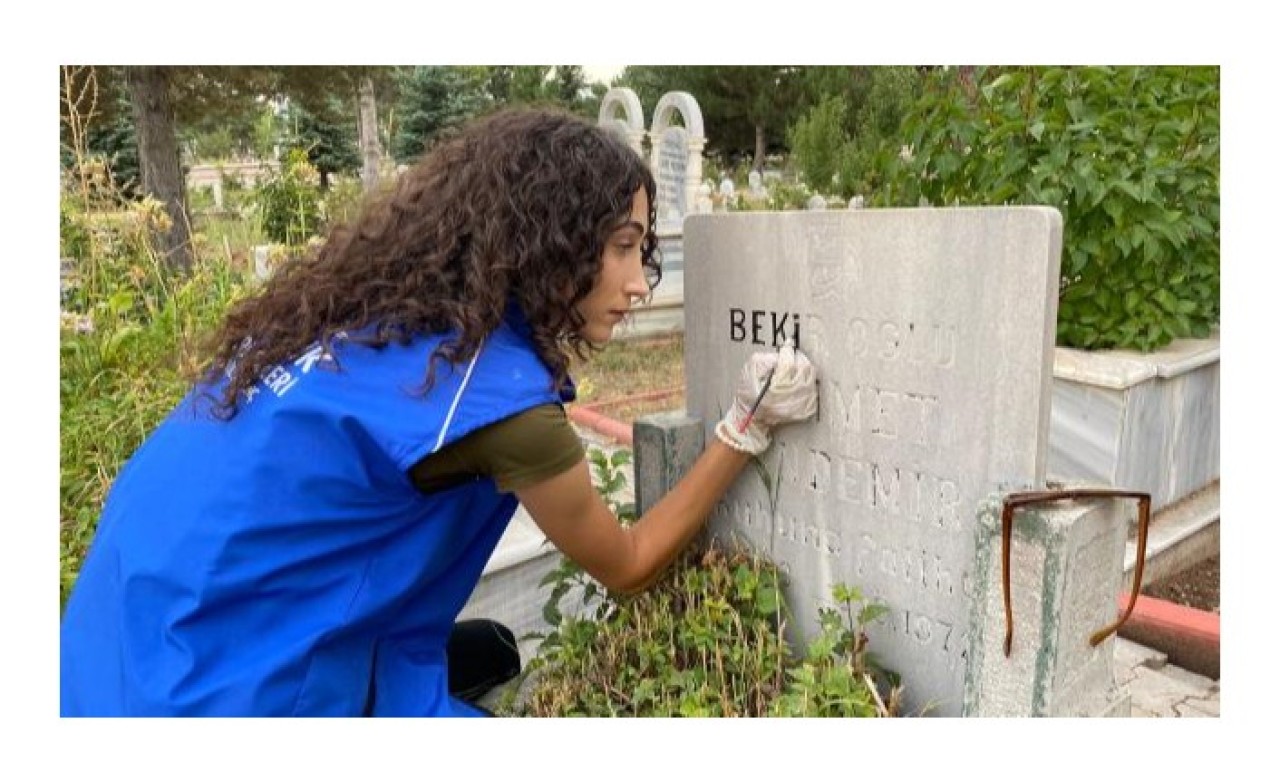 Sivas'ta gönüllü gençler,  mezar taşlarının silinen yazılarını yeniledi