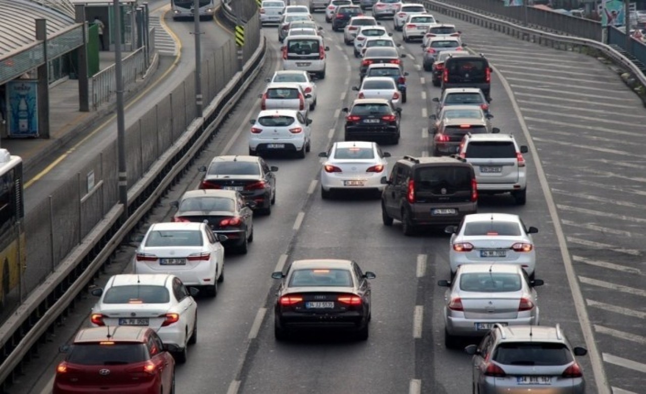 Trafikte yeni dönem: Bunları yapmayanlar araçlarını kullanamayacak!
