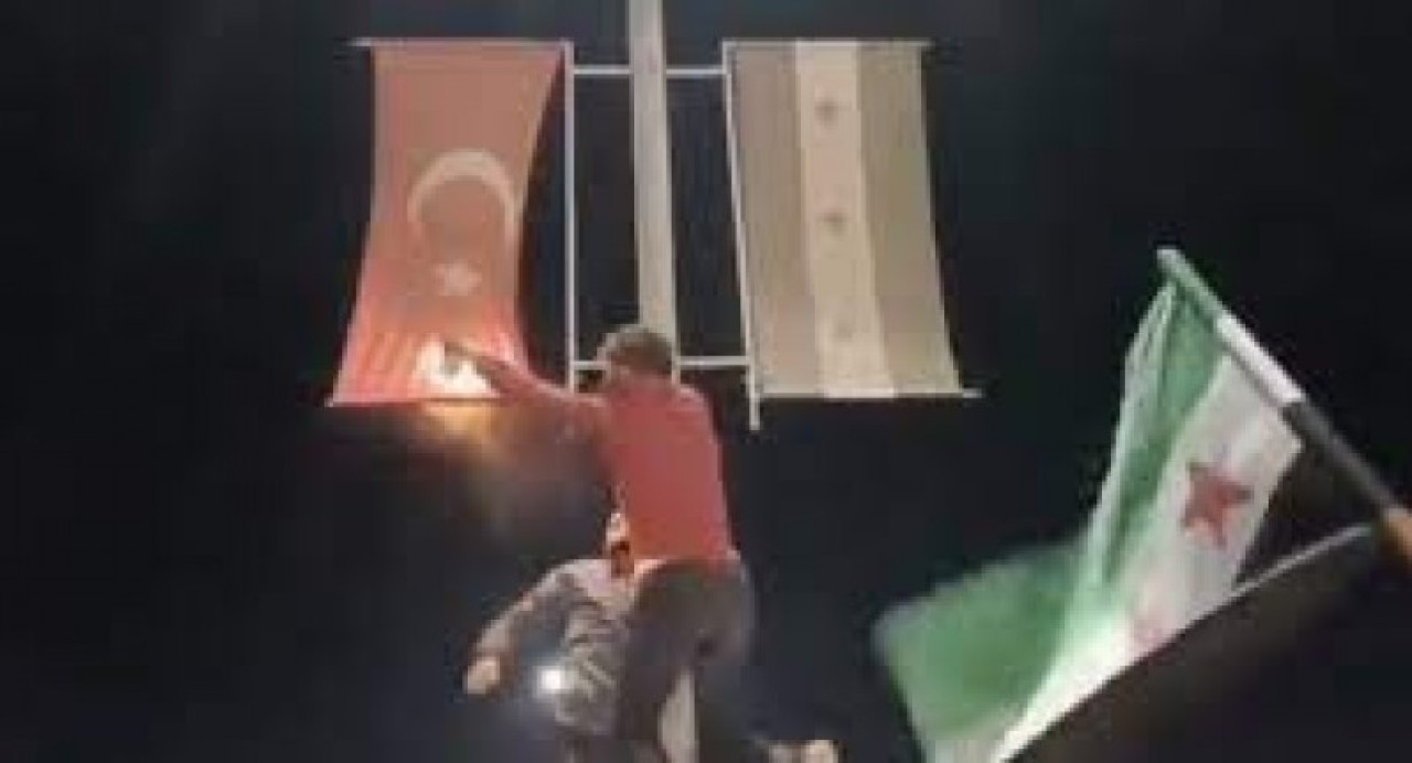 Türkiye'ye karşı ayaklandılar: Suriye'nin kuzeyinde yıllardır beslediğimiz ÖSO,  Türk bayrağına saldırdı