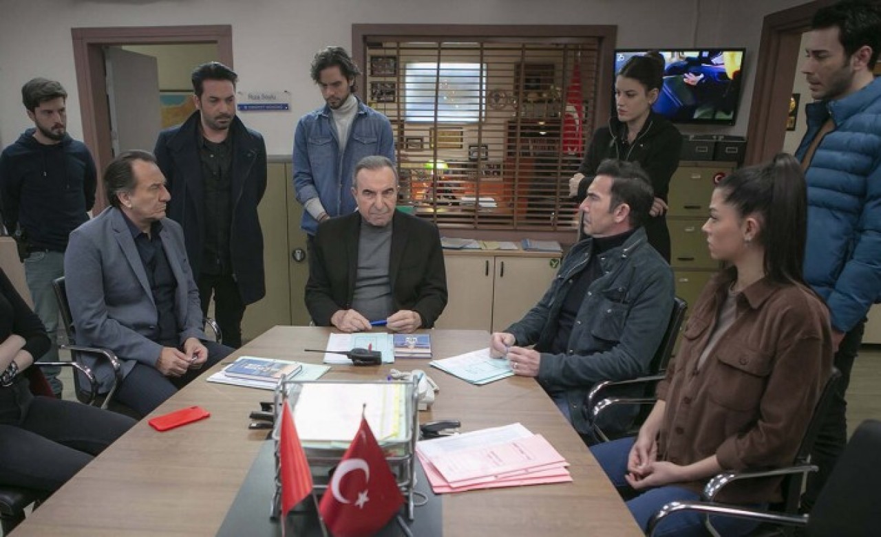 Üçüncü kattan düşerek ölen oyuncu Süreyya Gürsel Evren'in kardeşi Arka Sokaklar'ın ünlü ismi çıktı