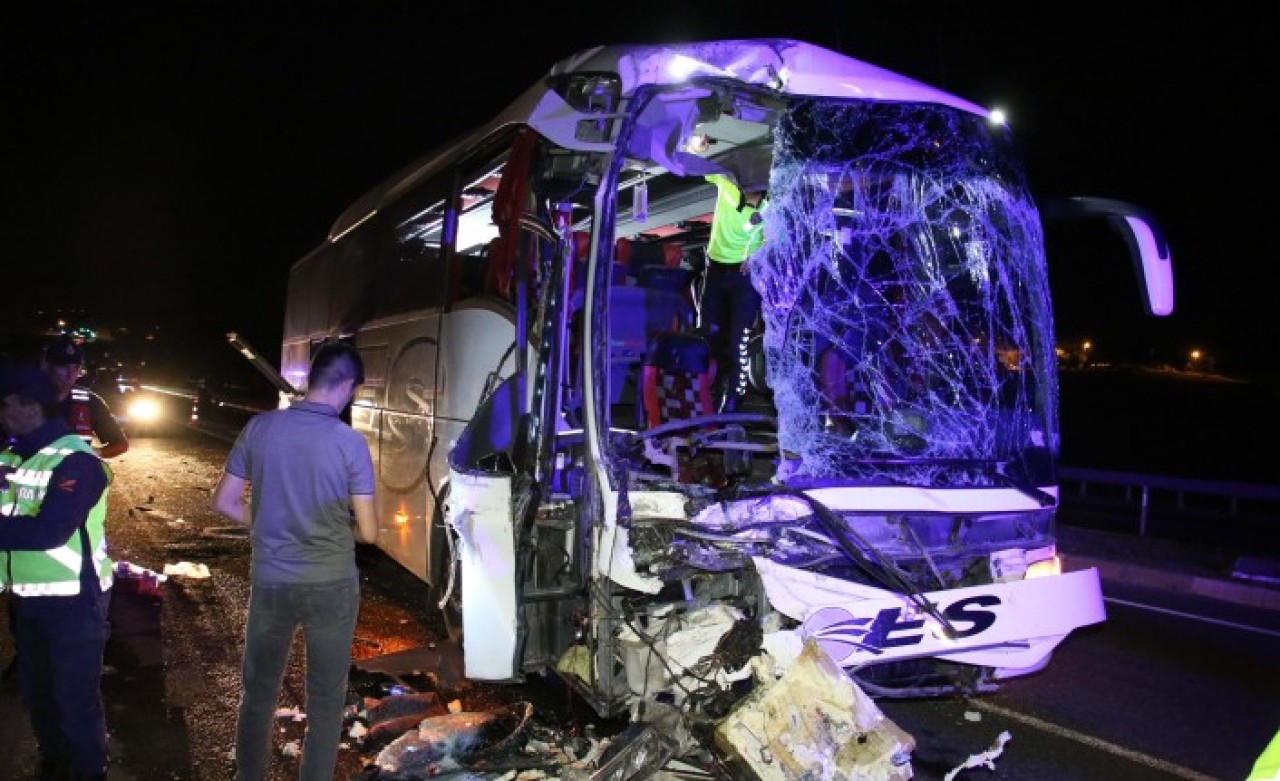 Uşak'ta yolcu otobüsü tıra çarptı: Rasim Kutlucan öldü,  43 kişi yaralandı