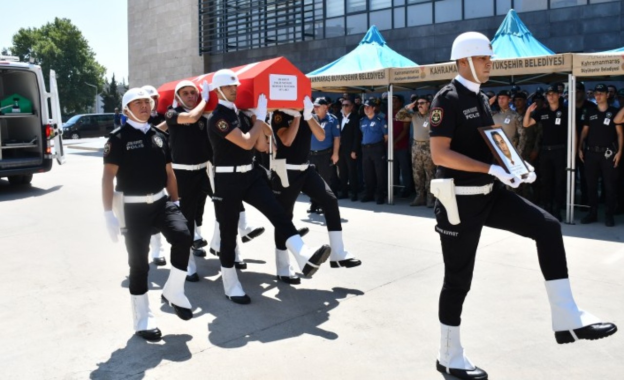 Yürekler yandı: Kahramanmaraş'ta oğlu tarafından öldürülen polis memuru Mehmet Özyürek,  eşi ve çocuklarının cenazeleri defnedildi