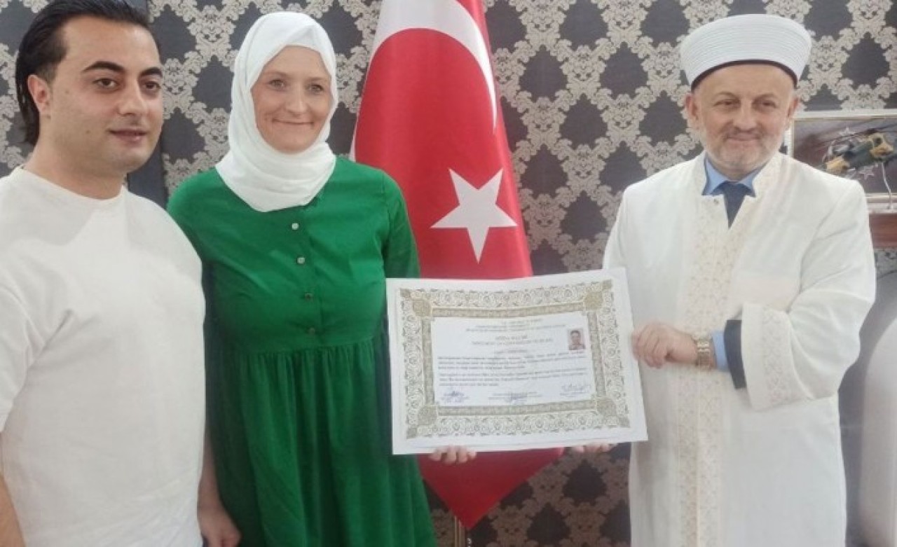 Letonyalı Laura Müslüman oldu Leyla ismini aldı