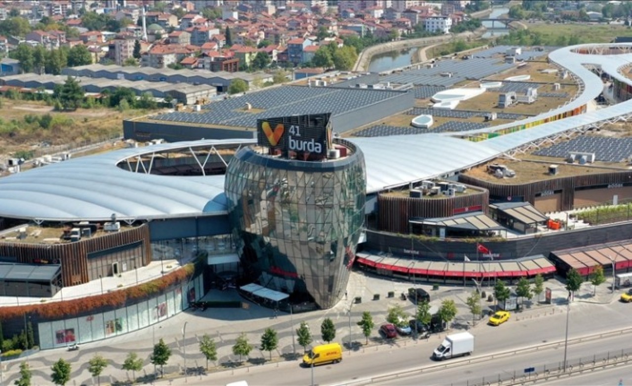 Alışveriş merkezinden çıkan atıkları gübre yapıp sebze yetiştiriyorlar