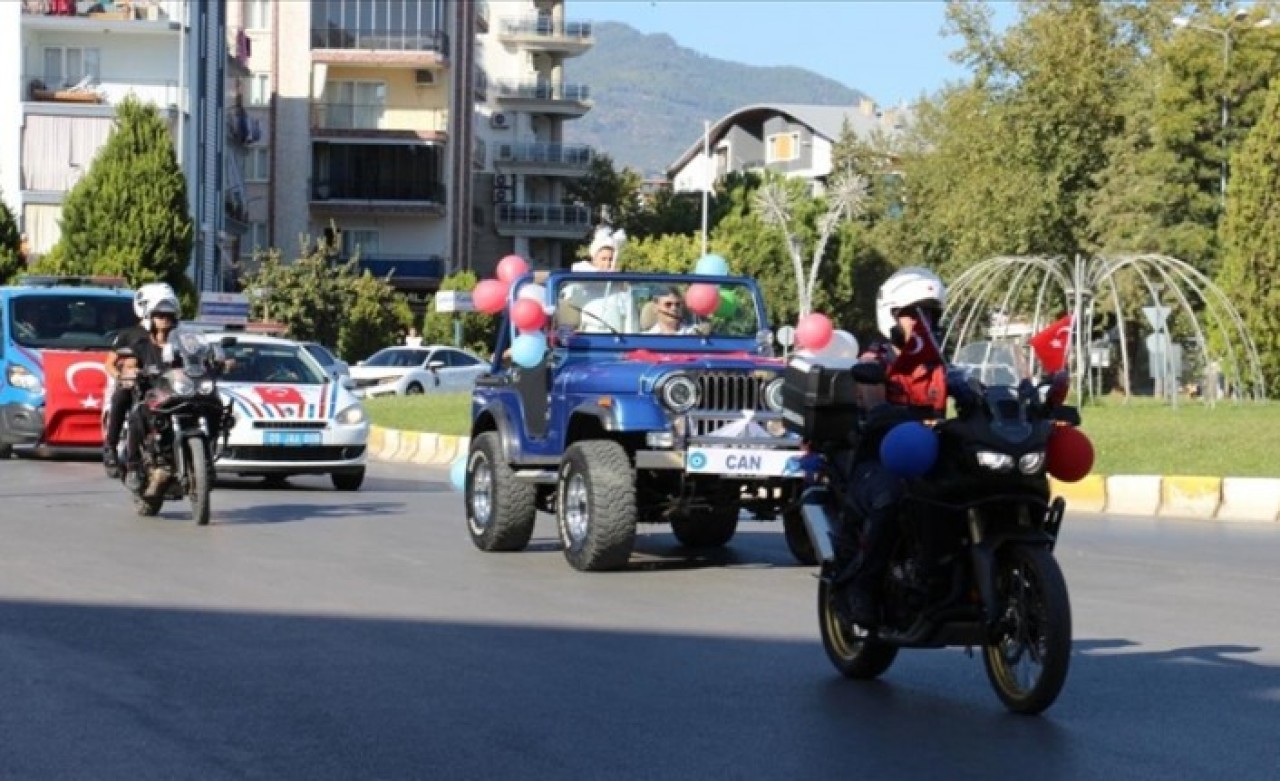 Aydın'da polis ve jandarma,  sünnet olan şehit çocuğunun araç konvoyuna katıldı