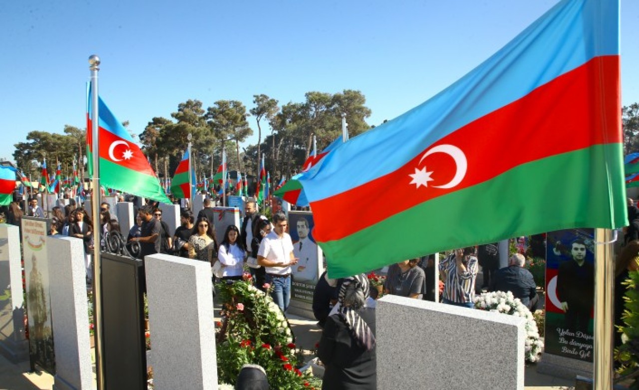 Azerbaycan'da 2. Karabağ Savaşı'nın yıl dönümünde şehitler anıldı