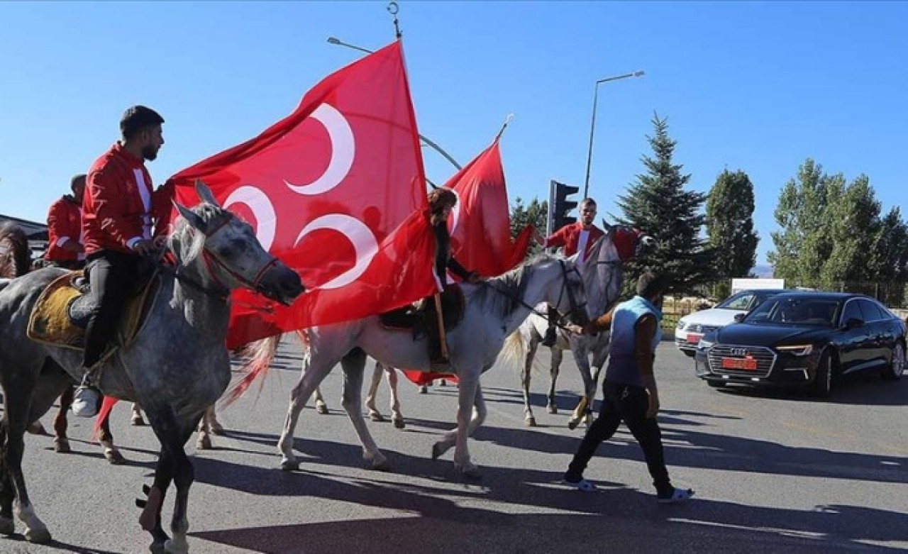 Bahçeli'yi Erzurum'da atlı ciritçiler karşıladı