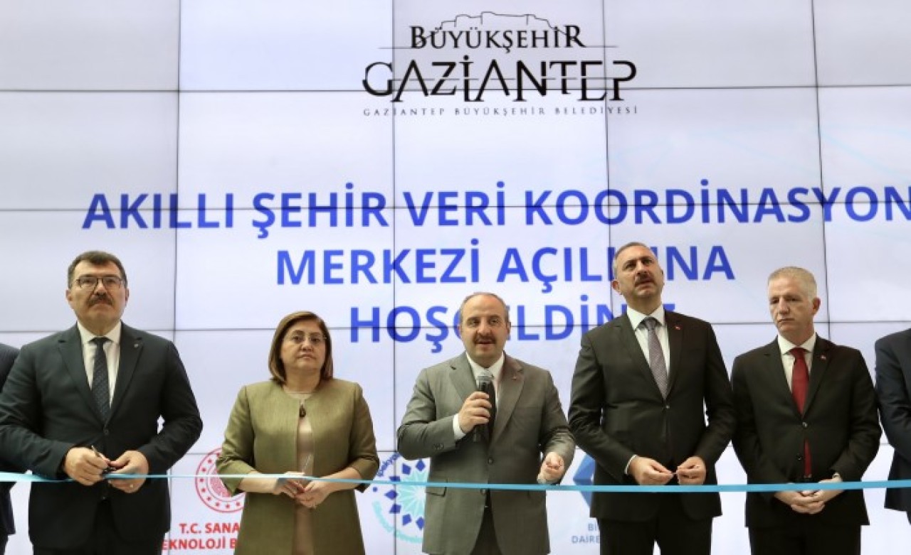 Bakan Varank,  Gaziantep'te Akıllı Şehir Veri Koordinasyon Merkezi'nin açılışında konuştu