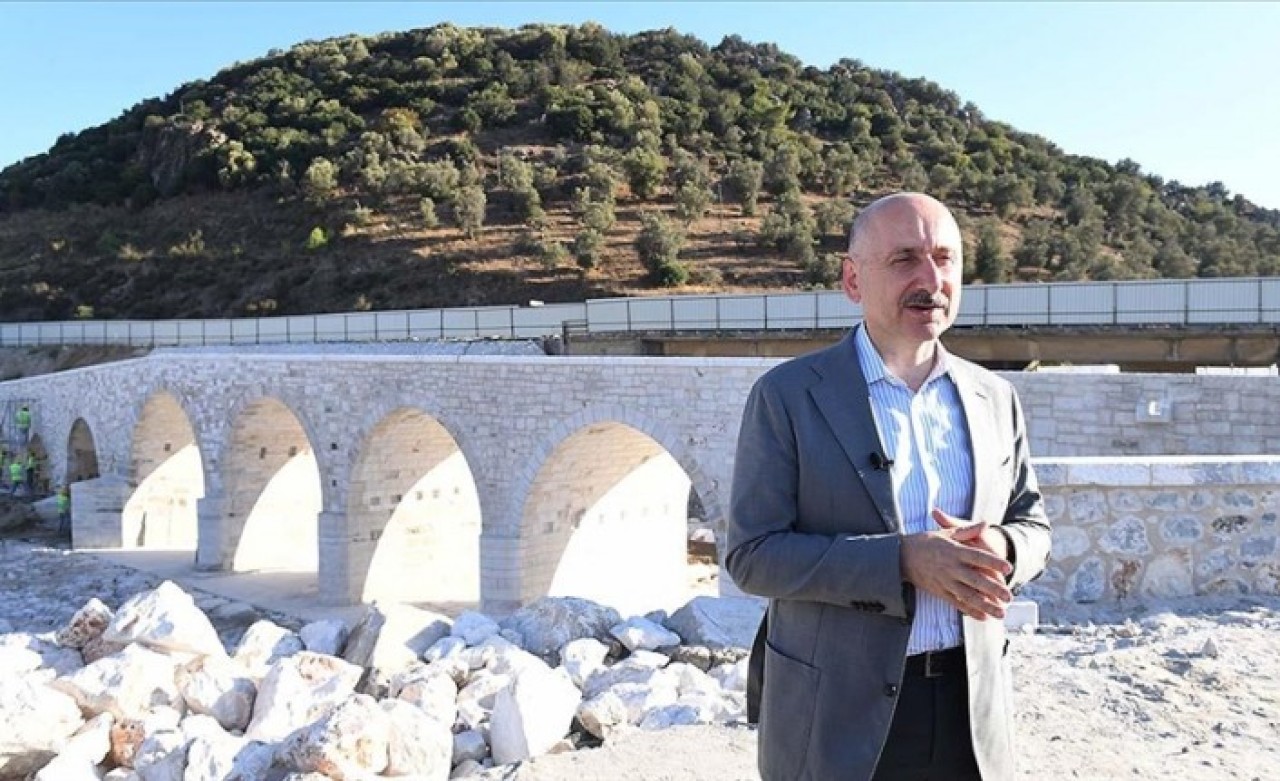 Bakan Karaismailoğlu,  Muğla'da restorasyonu yapılan tarihi köprüyü inceledi