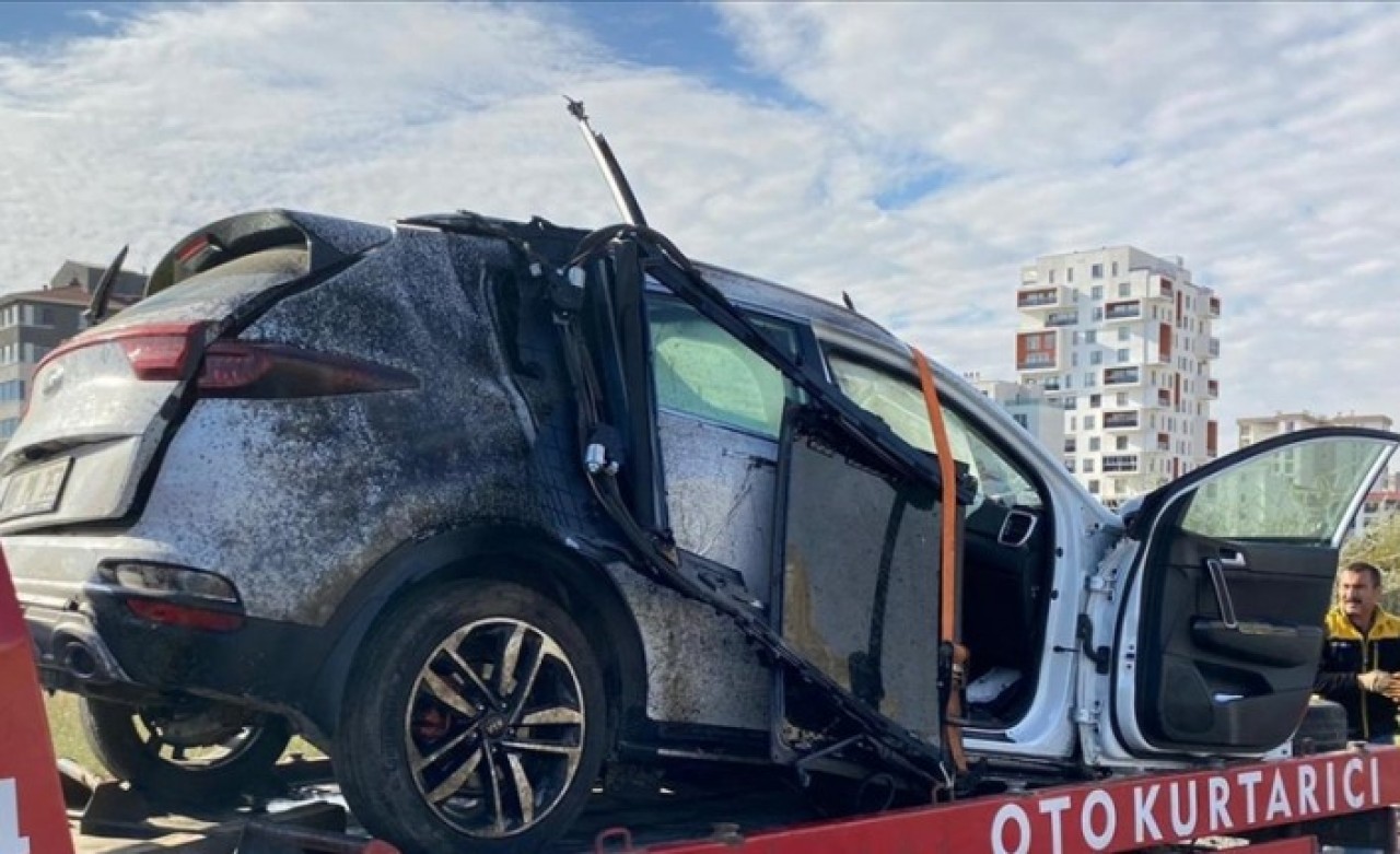 Başkentte trafik levhasına çarparak devrilen otomobilin sürücüsü öldü