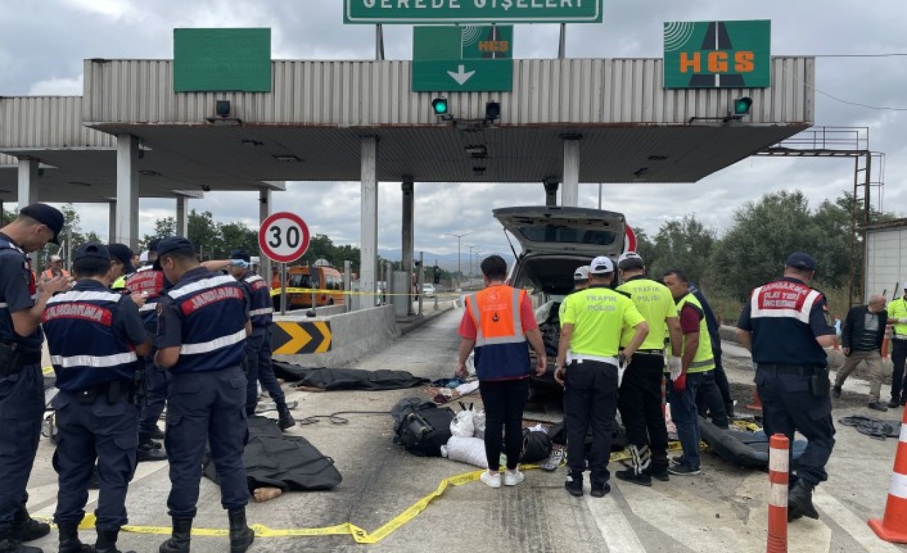 Bolu'da feci kaza: Gişelere çarpan ticari araçtaki 3 kişi öldü