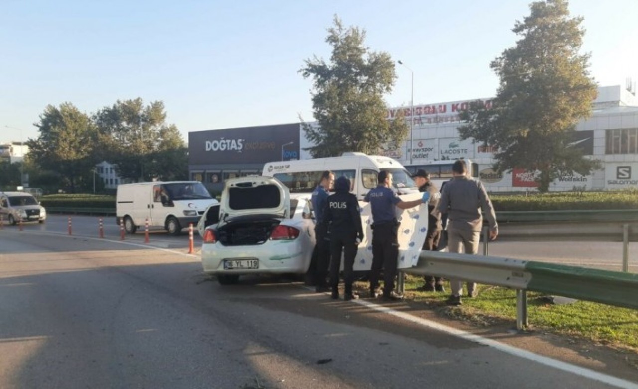 Bursa'da otomobiliyle bariyere çarpan Eda Güleçyüz ölü