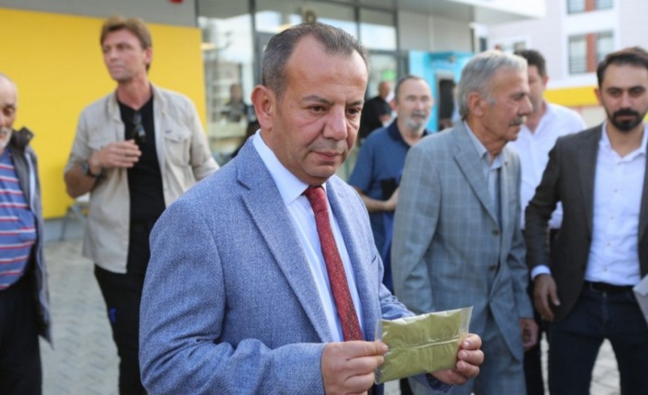 CHP'den ihraç edilen Bolu Belediye Başkanı Özcan,  HDP’ye kına gönderdi