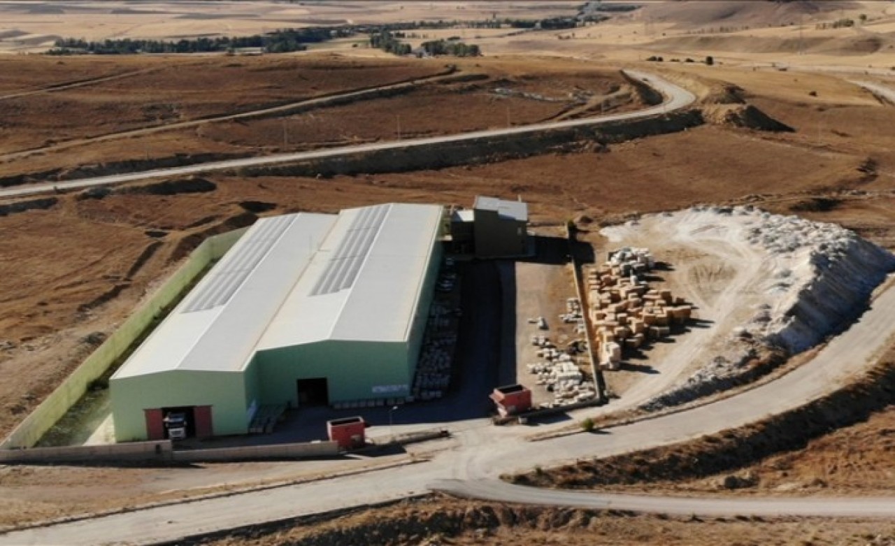 Doğal taş fabrikasında çarklar güneş enerjisiyle dönüyor