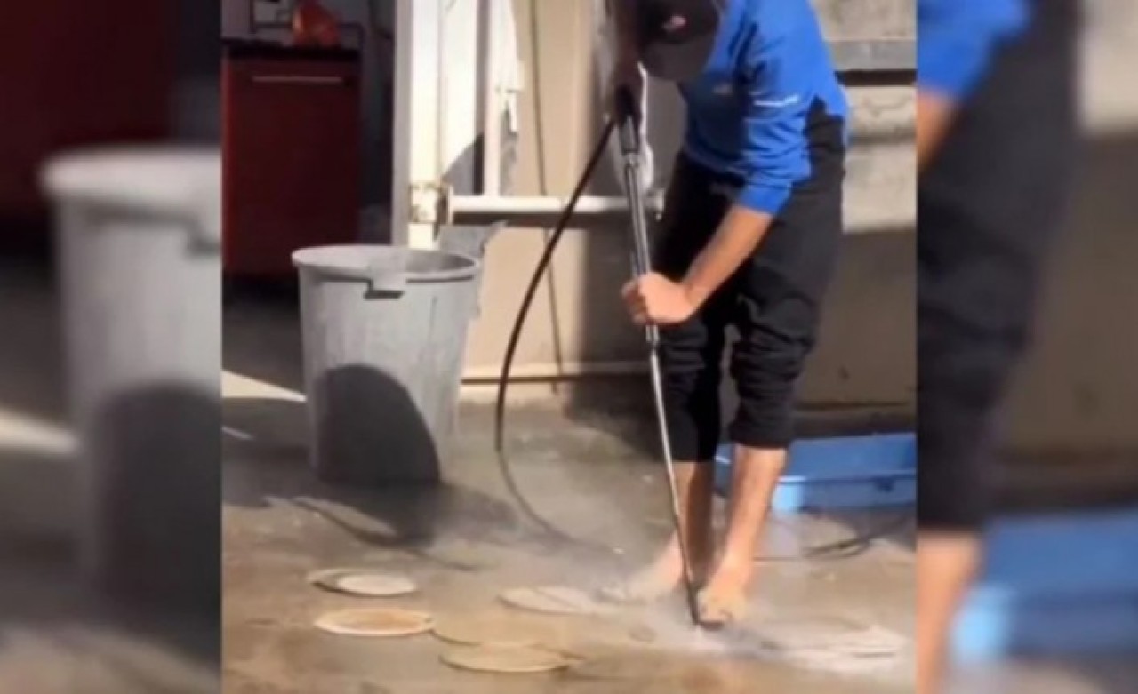 Dominos Pizza'dan skandal görüntüler: Pizza tahtalarını,  terliklerle yerde yıkadı