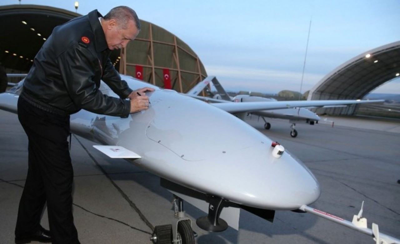 Dünyanın en büyük 10 ordusundan birine sahip olan ülke,  Bayraktar'ın Türk SİHA'sına talip oldu