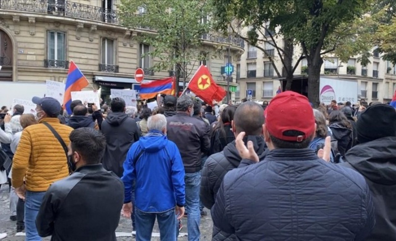 Ermeni protestocular Azerbaycan'ın Paris Büyükelçiliği'ne saldırdı