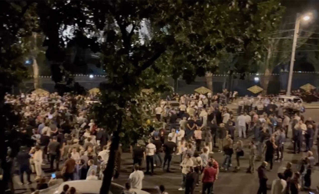 Ermenistan'da Paşinyan'ın istifasını isteyen protestocular meclis önünde eylem yapıyor