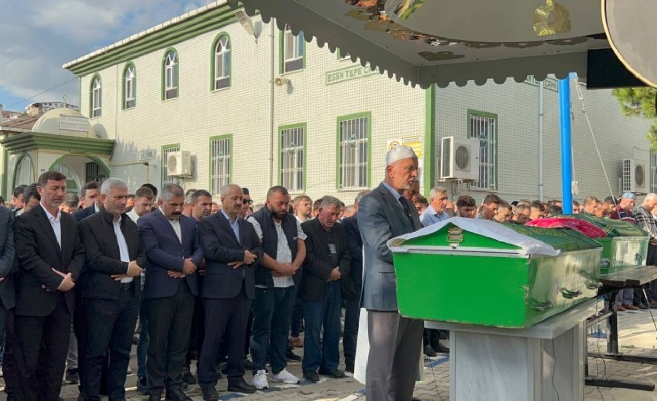 Gebze'de göz yaşları sel oldu: Kazada ölen Aysun Kaplan ile ağabeyi Mustafa Kaplan toprağa verildi