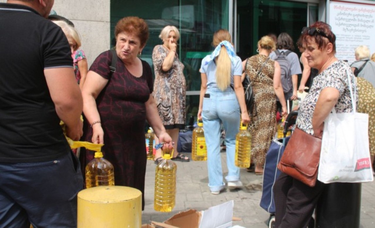 Gürcüler sınırdan Artvin'e gelip marketleri boşalttı: Vatandaş isyan etti