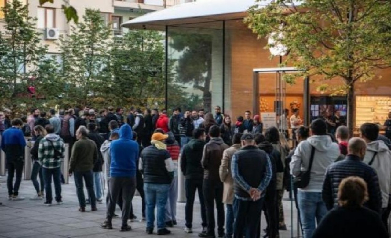 İstanbul'da satışa sunulan Apple uzun kuyruk oluşturdu