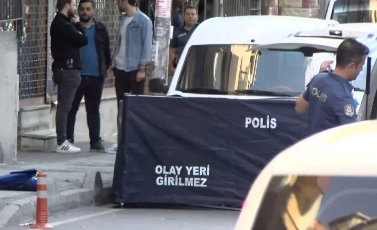 İstanbul'un göbeğinde korkunç olay: Annesinin kafasını kesip balkondan aşağı attı