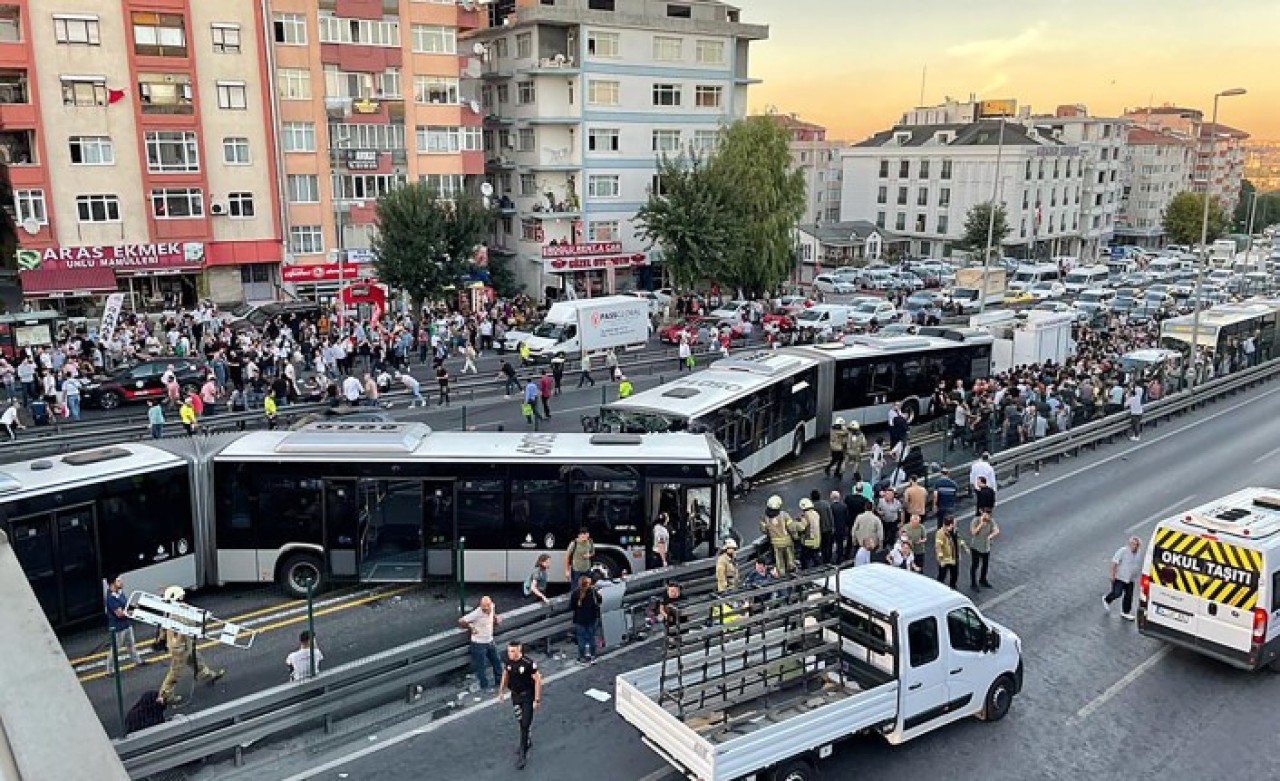 İstanbul'da metrobüsler çarpıştı: 99 yaralı