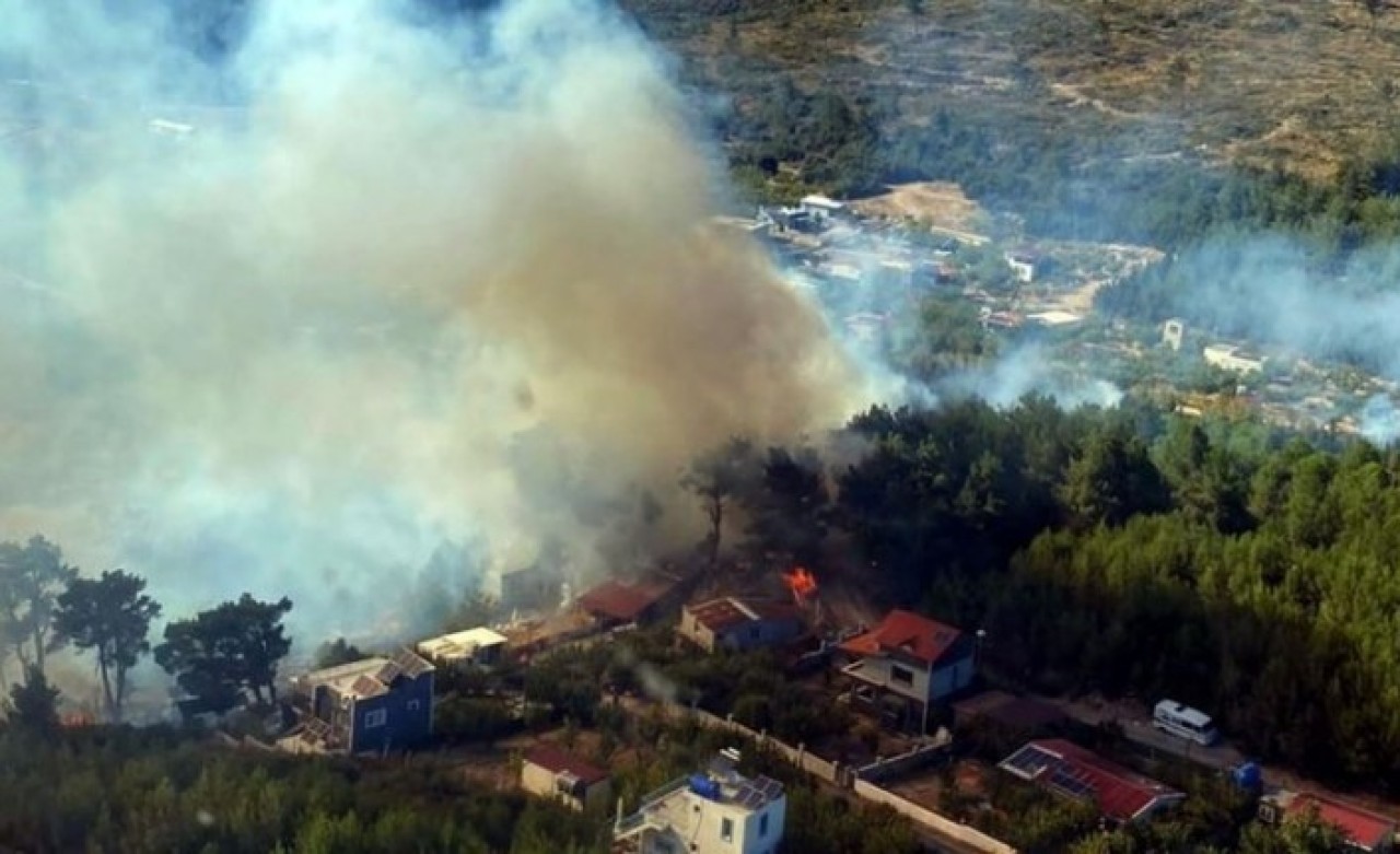İzmir'de büyük panik: Yangın evlere dayandı