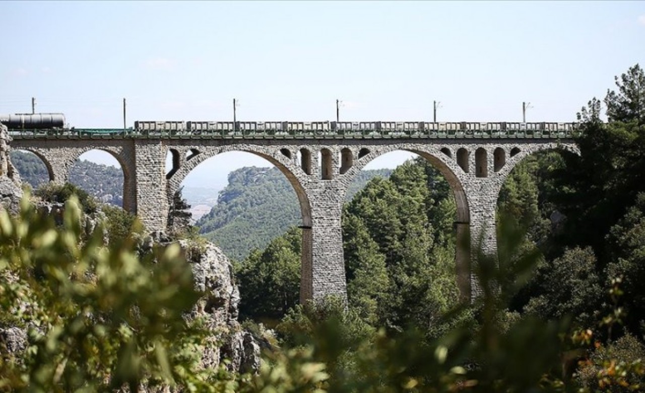 James Bond'un aksiyon sahnelerinin çekildiği tarihi köprü turizme katkı sağlıyor