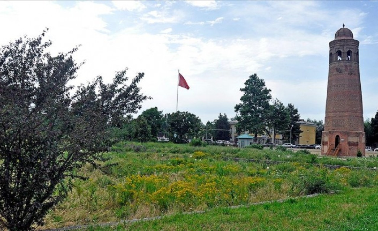 Kırgızistan'daki Özgön Kulesi,  güçlü Karahanlı Hanedanı'nın saltanatını simgeliyor