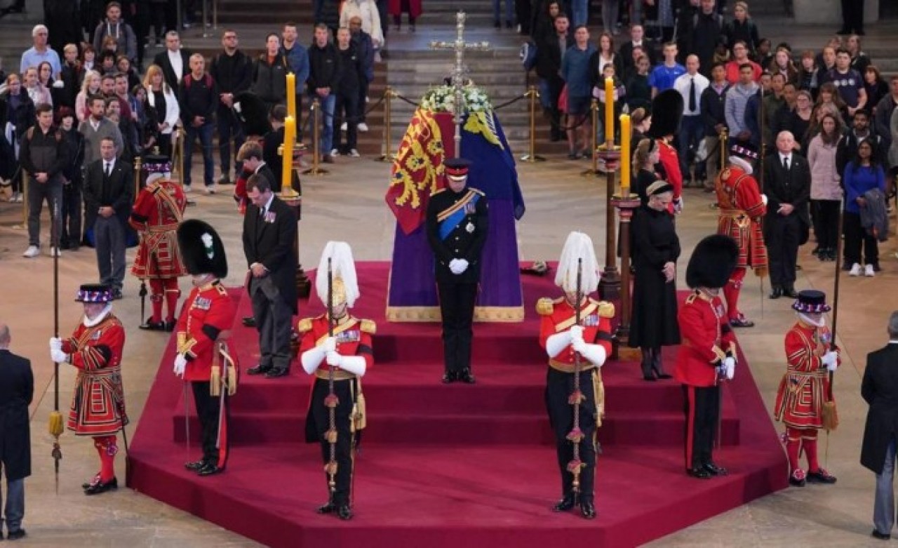 Kraliçenin cenazesi için Türkiye’den İngiltere’ye 1.3 milyon dal çiçek gitti