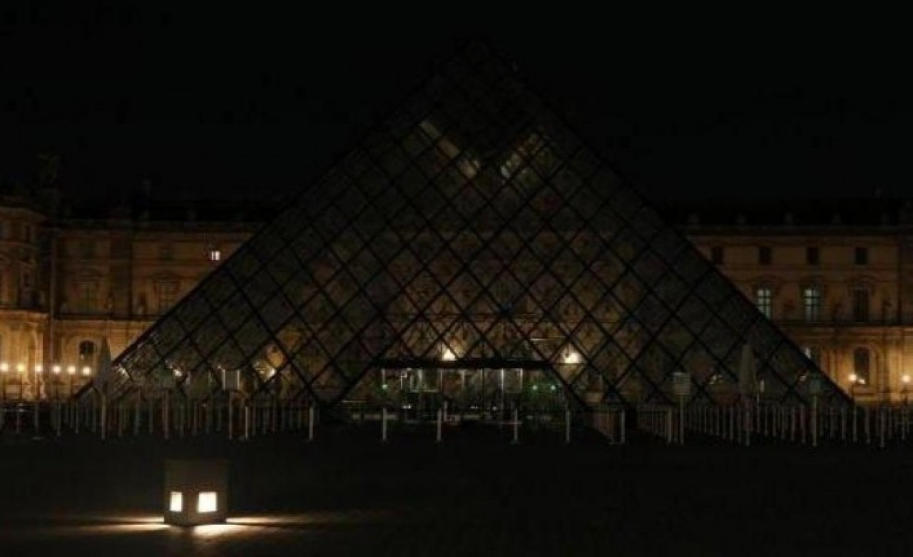 Louvre Müzesi piramidi enerji tasarrufu için erken karartıldı