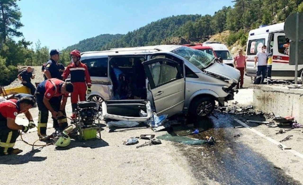 Muğla'da minibüs köprüye çarptı: Çetin Gökçe ve Yakup Gökçe öldü