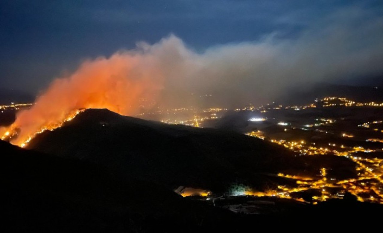 Muğla'nın Ula ilçesinde orman yangını: Yerleşim yerleri tehdit altında,  evler boşaltıldı