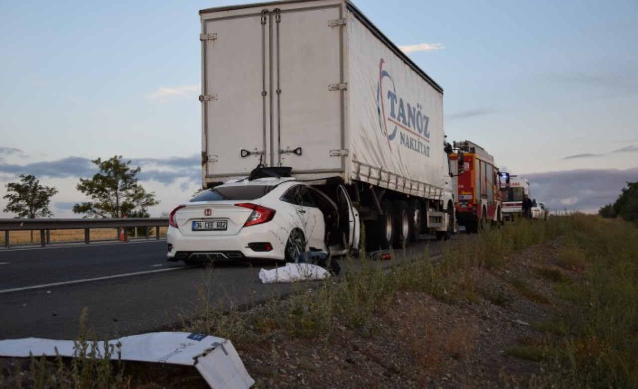 Otomobilin kamyona arkadan çarptığı kazada Mehmet Bulut öldü,  3 kişi yaralandı