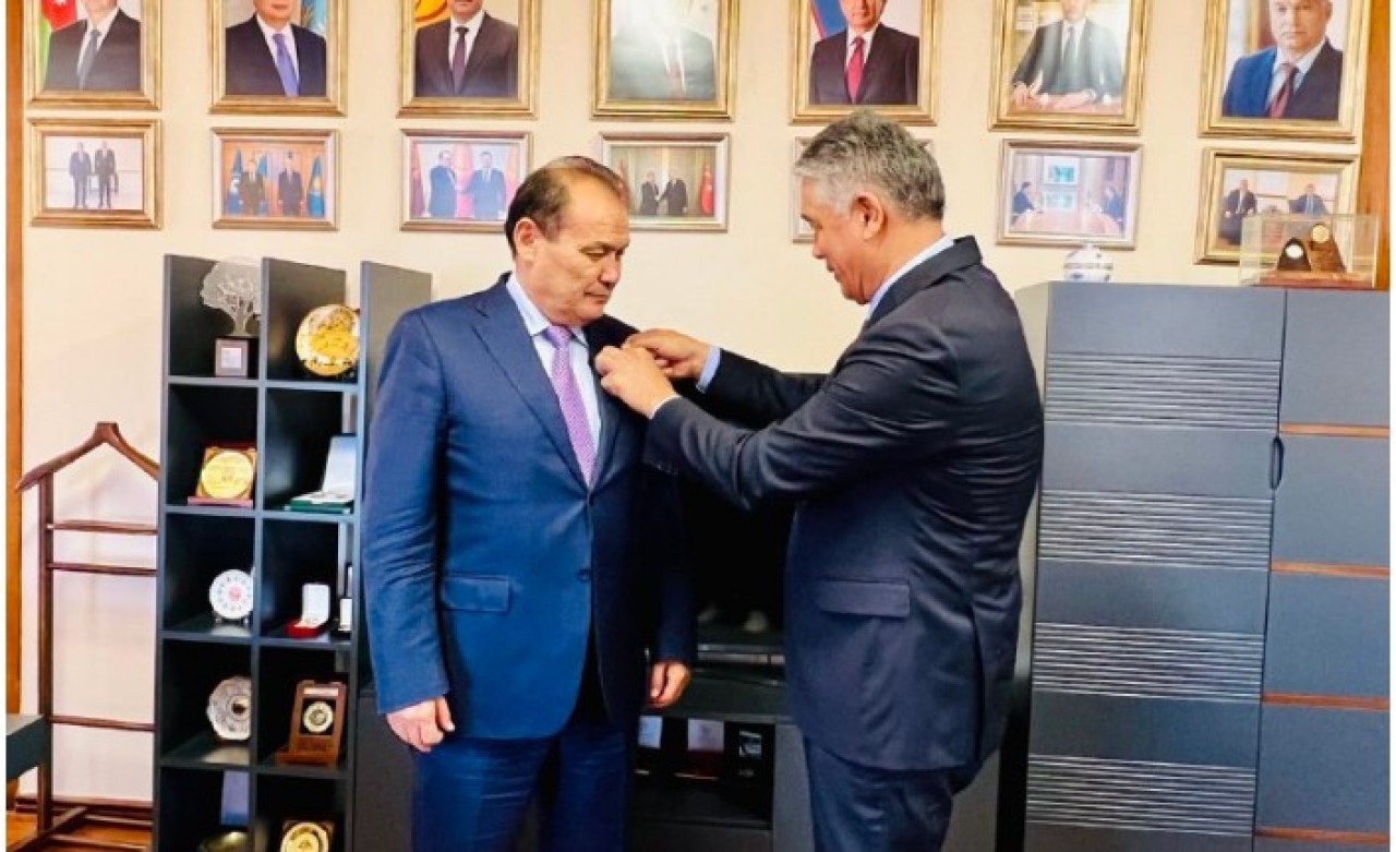 OTS Genel Sekreterine TÜRKSOY Altın Madalyası Verildi