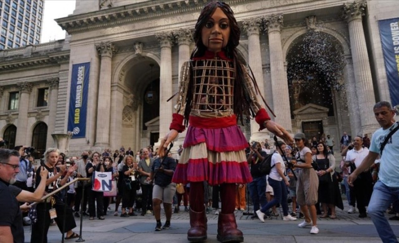Suriyeli çocukların sesini dünyaya duyuran 3, 5 metrelik "Küçük Emel" New York'ta