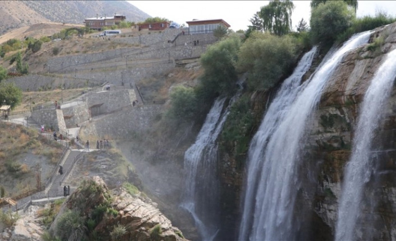 Tortum Şelalesi'nde sonbahar mevsiminde hafta sonu yoğunluğu