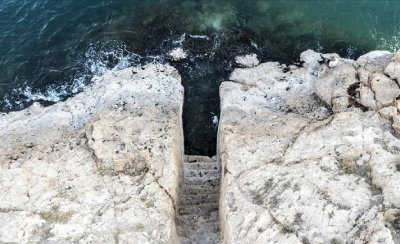 Van Gölü'ndeki çekilmeyle kayaya oyulmuş Urartu limanı ortaya çıktı