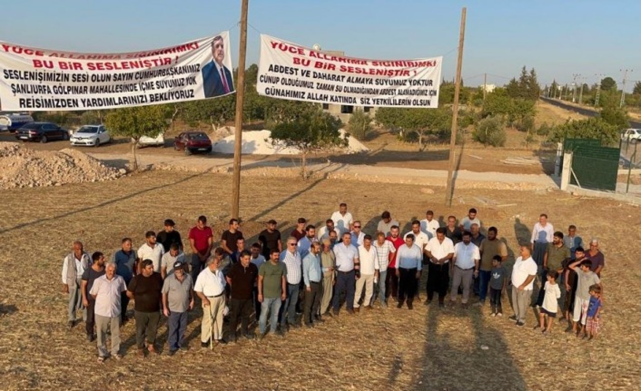 Vatandaş pankartla Cumhurbaşkanı Erdoğan'a seslendi: Taharet ve boy abdesti alamıyoruz,  günahımız yetkililerin olsun!