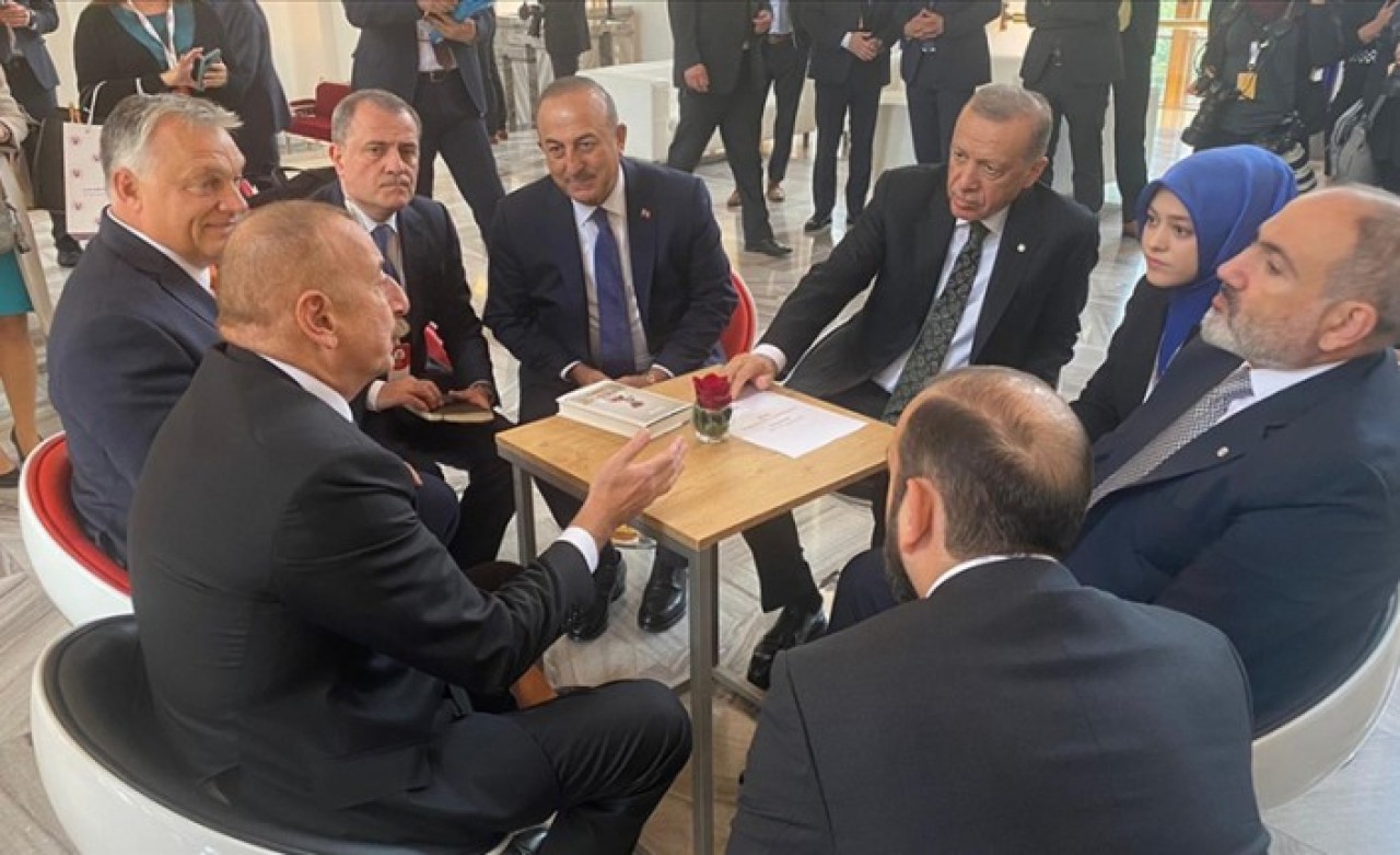 Cumhurbaşkanı Erdoğan,  Azerbaycan Cumhurbaşkanı Aliyev ve Ermenistan Başbakanı Paşinyan ile görüştü