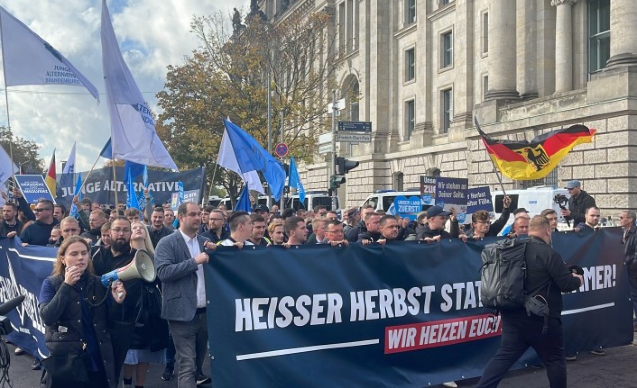 Almanlar ABD'yi protesto etti,  Rus bayrakları açtı: Gaz ayaklanması!