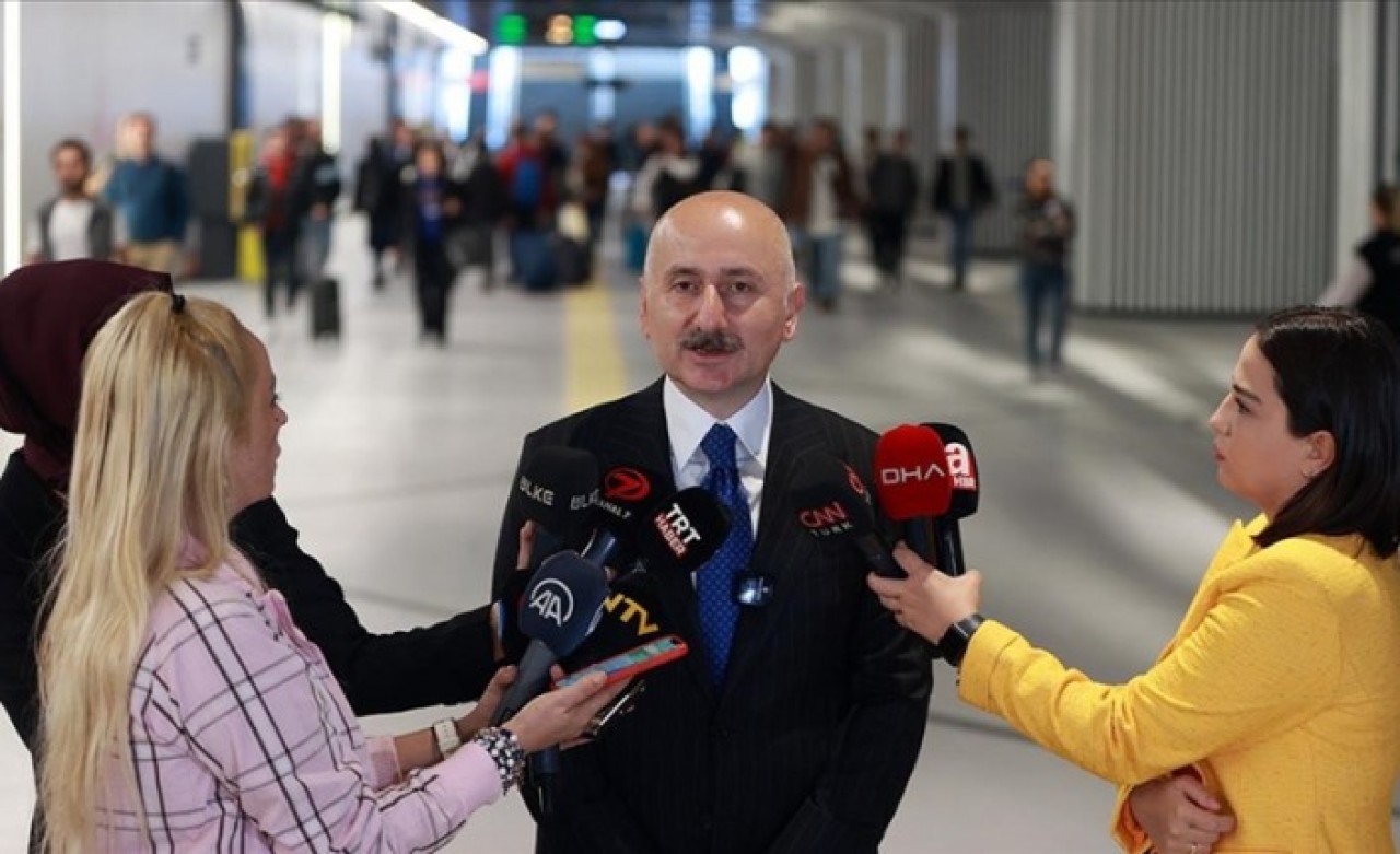 Bakan Karaismailoğlu,  Ankara'ya giderken Sabiha Gökçen Havalimanı'na metroyla geldi
