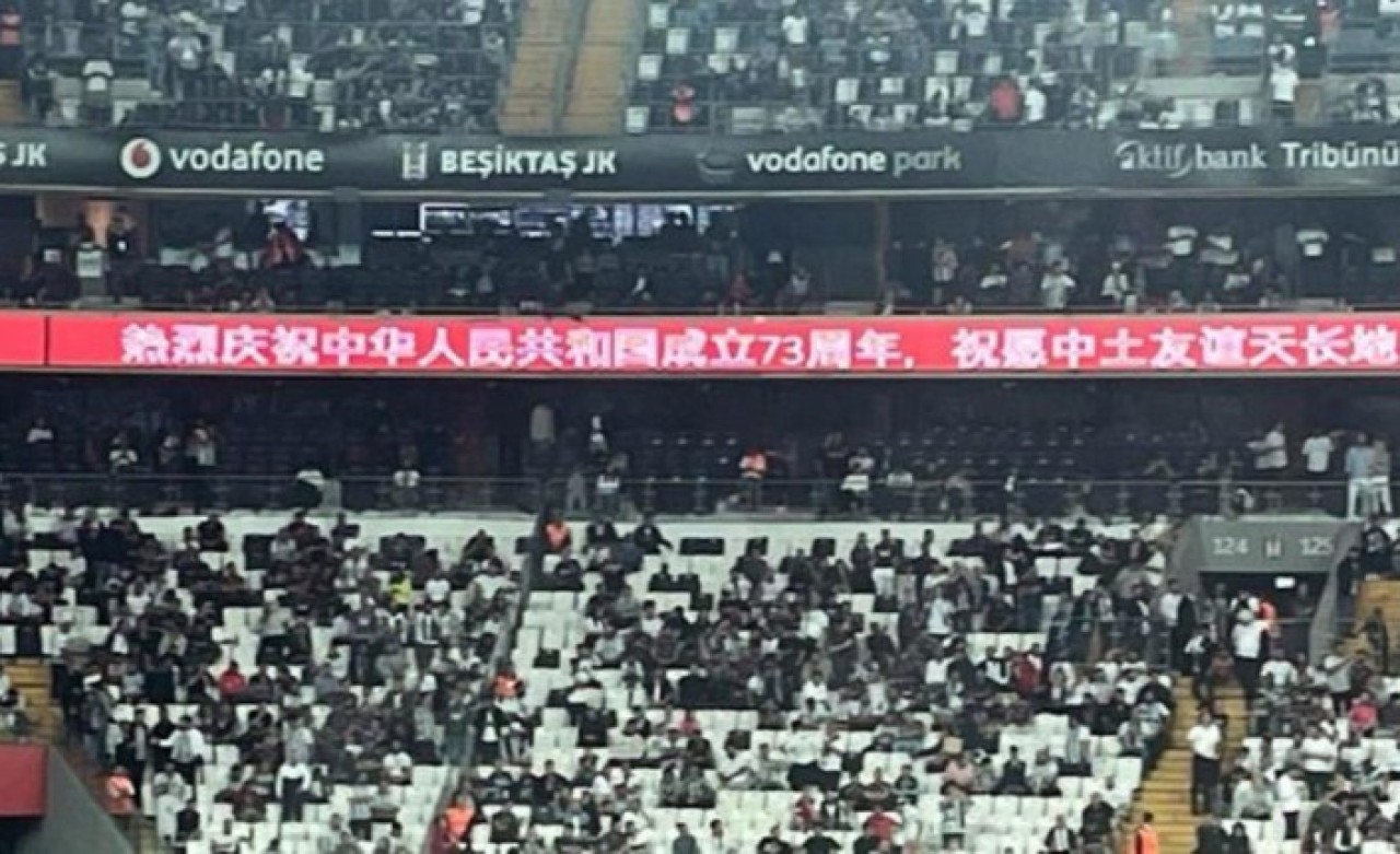 Beşiktaş - Fenerbahçe maçında reklam panolarına yansıtılan Çince yazıya tepki yağıyor