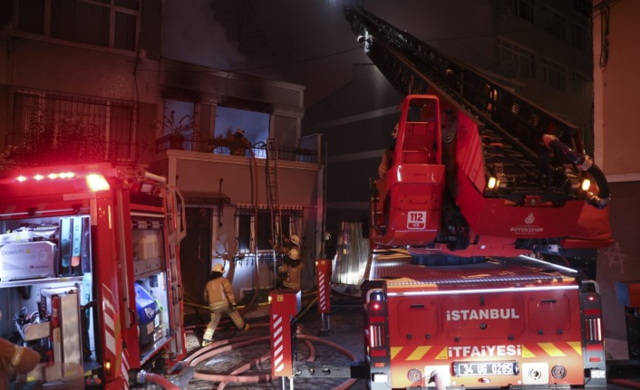 Beyoğlu’nda bir binada başlayan yangın 5 binaya sıçradı