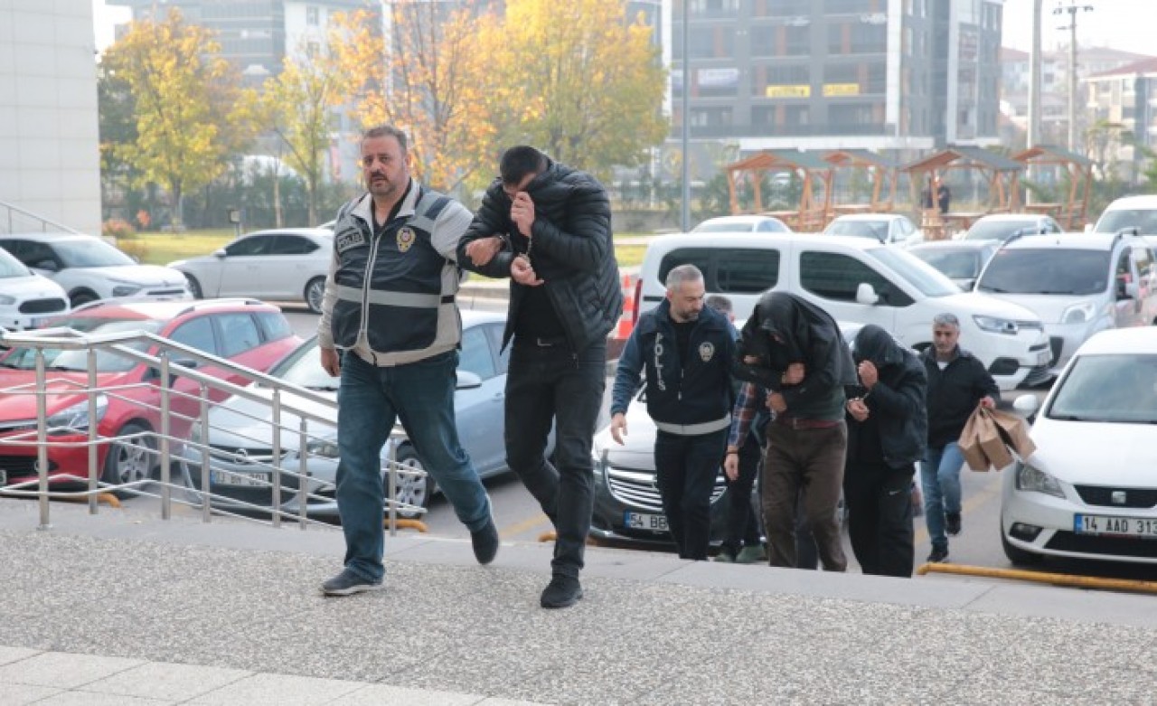 Hırsızlık yaptıkları villalarda sucuk ve tavuk pişirip yiyen 3 zanlı yakalandı